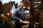 varmekilde. Trods en grim forskrækkelse, da der gik ild i skorstenen, kunne Esbern Andersen ikke drømme om at holde op med at fyre med træ. »Vi fyrer godt nok anderledes nu. Men brænde udhuler økonomien mindre end olie, og så får jeg jo også varmen ved at flække og stable det«, siger han. Foto: Astrid Dalum