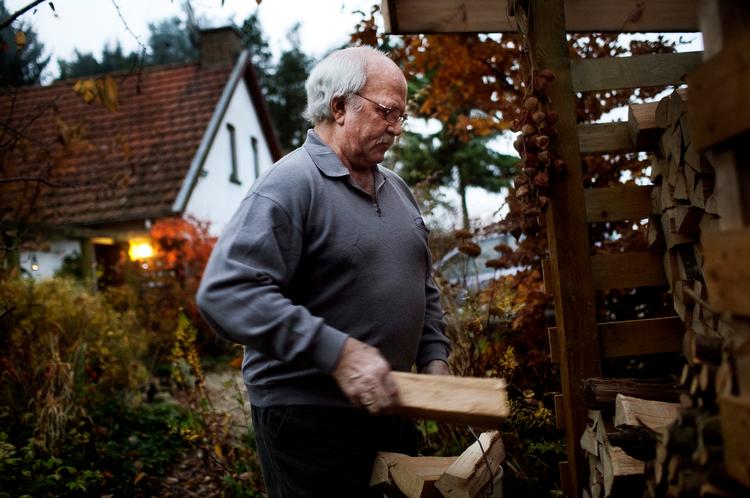 varmekilde. Trods en grim forskrækkelse, da der gik ild i skorstenen, kunne Esbern Andersen ikke drømme om at holde op med at fyre med træ. »Vi fyrer godt nok anderledes nu. Men brænde udhuler økonomien mindre end olie, og så får jeg jo også varmen ved at flække og stable det«, siger han. Foto: Astrid Dalum