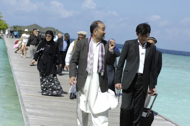 Fredsmøde. Med deres hvide turbaner, hvide kjortler, skæg i alle længder og tørklæder stod deltagerne i den afghanske fredskonference i skarp kontrast til de letpåklædte turister. 