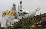 Storhed. Den vejer 440 ton og bliver 33 meter høj. Lige så gammel, som Jesus blev. Og så står den på en kålmark. 
