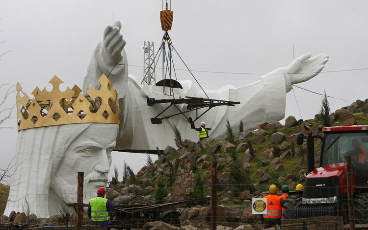 Storhed. Den vejer 440 ton og bliver 33 meter høj. Lige så gammel, som Jesus blev. Og så står den på en kålmark. 