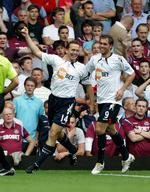 dobbelt. Kevin Davies (t.v.) scorede to gange mod Tottenham. Arkivfoto. 