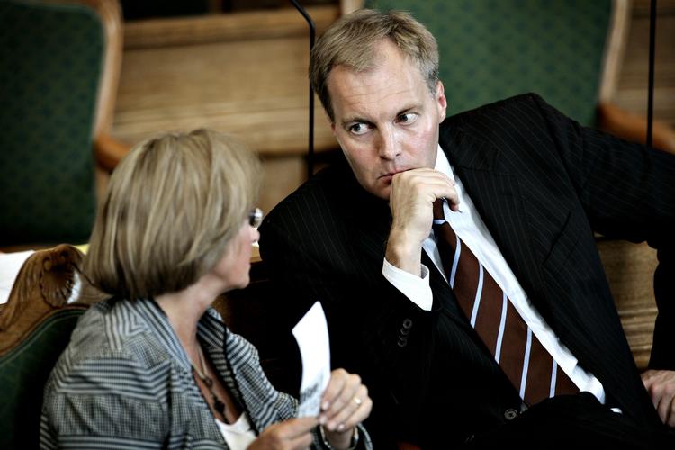 Stramning. DF-toppen - her Peter Skaarup og Pia Kjærsgaard - kræver hård kurs over for kriminelle indvandrere. 