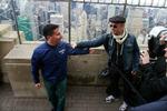 Heltemodtagelse. Det er kun en måneds tid siden, at den 34-årige Peña (tv.) og de andre minearbejdere blev reddet ud fra minen, hvor de tilbragte 69 dage. Nu modtages han som en helt i New York. 