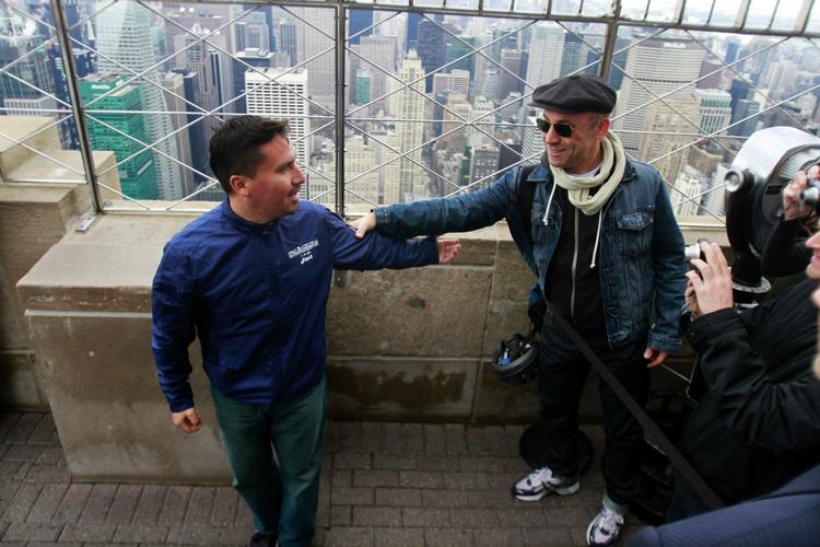 Heltemodtagelse. Det er kun en måneds tid siden, at den 34-årige Peña (tv.) og de andre minearbejdere blev reddet ud fra minen, hvor de tilbragte 69 dage. Nu modtages han som en helt i New York. 