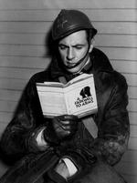 Overvældende. '1001 bøger du skal læse før du dør' er rigt illustreret. På billedet ses Gary Cooper, som læser Hemingways 'Farvel til våbnene' under indspilningerne af samme. Foto: Fra bogen.