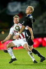 fight.  AaB's Jeppe Curth (t.v.) og Esbjergs Mikkel Vendelbo i en af mange hidsige nærkampe på Aalborg Stadion. 