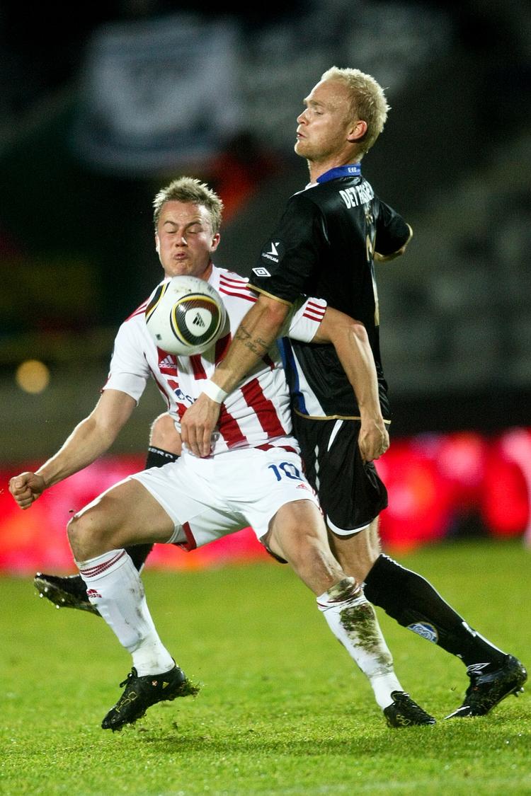 fight.  AaB's Jeppe Curth (t.v.) og Esbjergs Mikkel Vendelbo i en af mange hidsige nærkampe på Aalborg Stadion. 