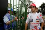rystet. Bevæbnede røvere overfaldt lørdag verdensmester Jenson Button, efter briten havde afsluttet træningen før dagens Formel 1-løb i Brasilien. Her ses Jenson Button efter dagens kvalifikationsløb. 