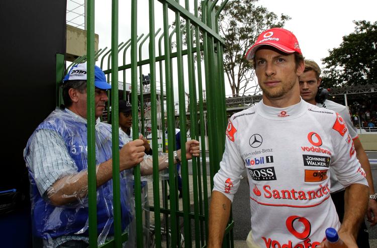 rystet. Bevæbnede røvere overfaldt lørdag verdensmester Jenson Button, efter briten havde afsluttet træningen før dagens Formel 1-løb i Brasilien. Her ses Jenson Button efter dagens kvalifikationsløb. 