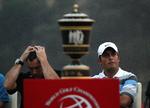 tvekamp. Turneringen i Shanghai udviklede sig til en kamp mellem Francesco Molinari (th) og Lee Westwood, der her kradser sig i hovedbunden, efter han måtte nøjes med andenpladsen. 