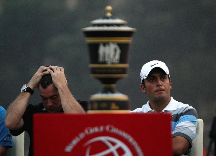 tvekamp. Turneringen i Shanghai udviklede sig til en kamp mellem Francesco Molinari (th) og Lee Westwood, der her kradser sig i hovedbunden, efter han måtte nøjes med andenpladsen. 
