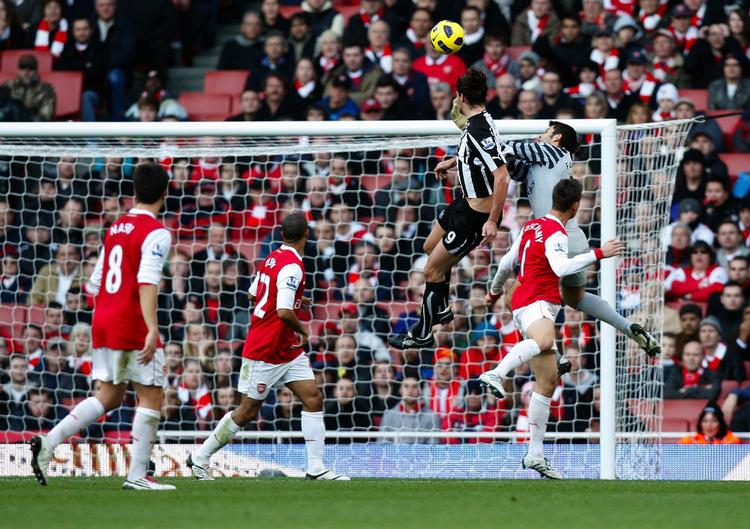 mål. Andy Carroll straffer Arsenal-målmandens dårlige fremløb mod en lang frisparksbold. 