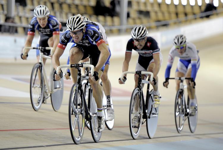 ens-Erik Madsen vinder DM i mændenes scratch, da der søndag var finaler i DM i banecykling i Ballerup Super Arena. 