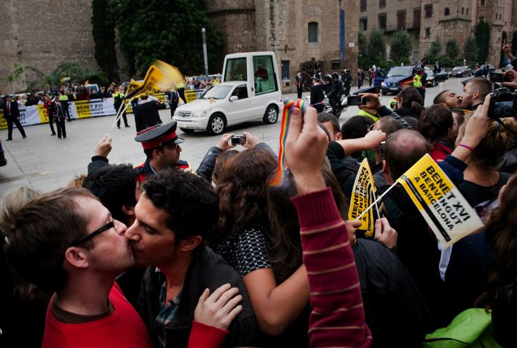 Pavebesøg.Paven blev kørt rundt sit eget specielle køretøj i Barcelona. I god afstand fra demonstranterne. 