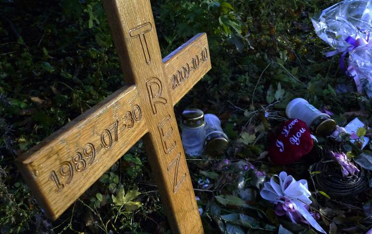 Slut. Et kors er rejst på Skravlingevagen i Malmø på stedet, hvor 20-årige Trez West Persson blev dræbt i oktober. Nu lader det til, at gerningsmanden er fanget. Hans profil passer i hvert fald glimrende, mener flere kriminologer. 