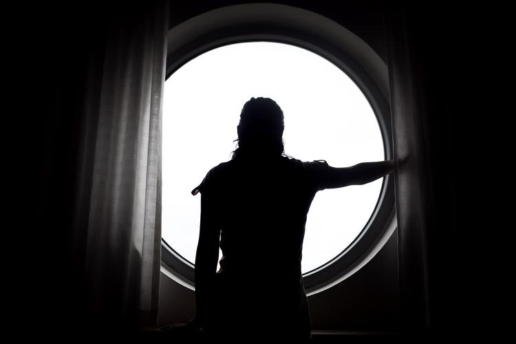 Flugt. Hun blev slået af sin far, der truede med at gifte hende væk i Pakistan. Aisha flygtede og lever nu i skjul for sin familie. 
