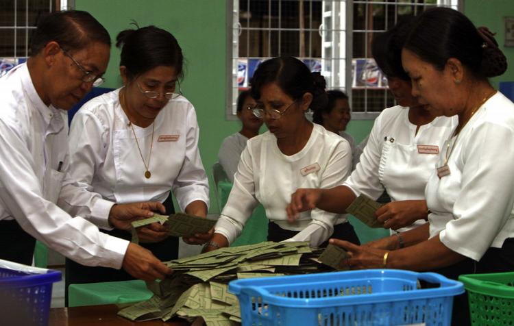 Stemmetælling. Der tælles stemmer i Myanmar. 