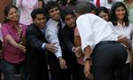Populær. Barack Obama hilser på begejstrede studerende på St. Xaviers College i Mumbai. 