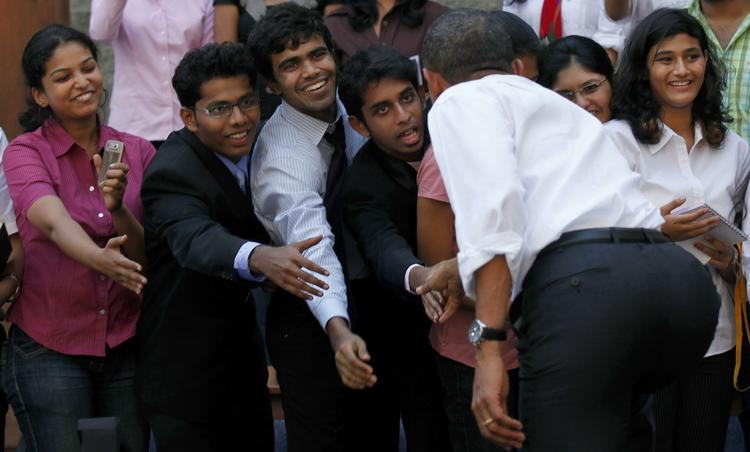 Populær. Barack Obama hilser på begejstrede studerende på St. Xaviers College i Mumbai. 