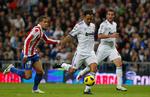 førsteplads. Ricardo Carvalho (midt) scorede et af sine sjældne mål for Real Madrid, da topholdet satte lokalrivalerne på plads. 