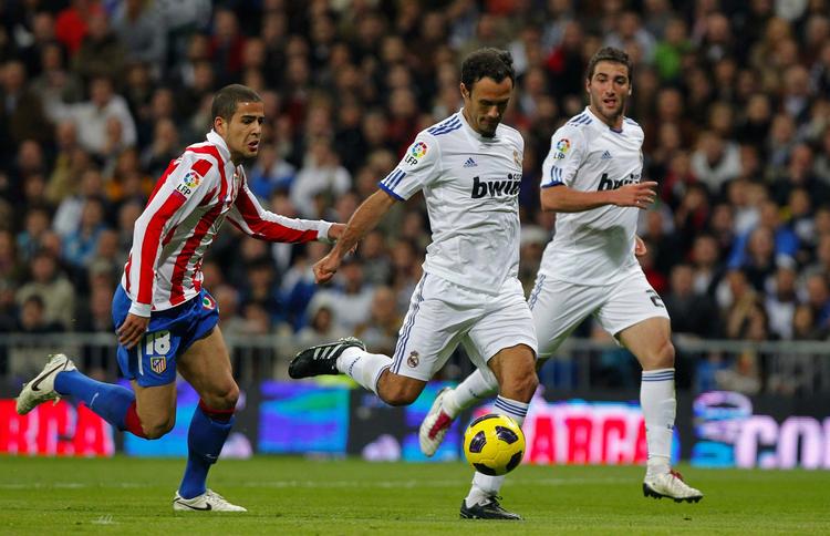 førsteplads. Ricardo Carvalho (midt) scorede et af sine sjældne mål for Real Madrid, da topholdet satte lokalrivalerne på plads. 