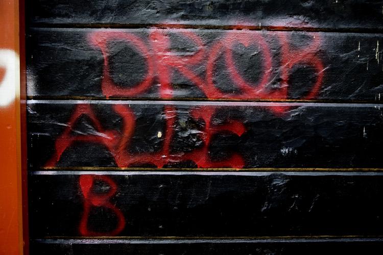 Hadforbrydelser. Dræb alle b... lyder denne graffiti fra H.C. Ørstedsparken i København. De seksuelt orienterede forbrydelser er formentlig ti gange højere end de aktuelle tal viser, siger LGBT. 