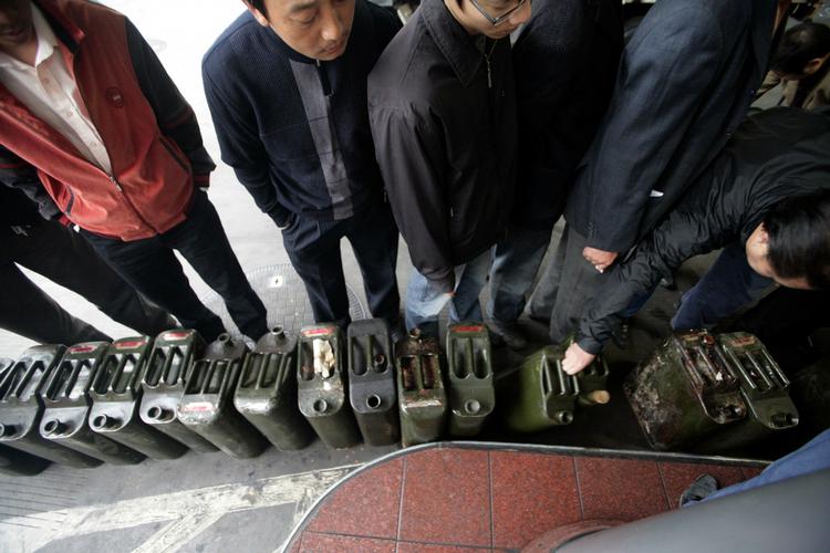 Energikø. Det er ikke første gang, kineserne må stå i kø efter diesel. Billedet er fra 2007i Hangzhou i det østlige Kina, hvor der heller ikke var nok. 