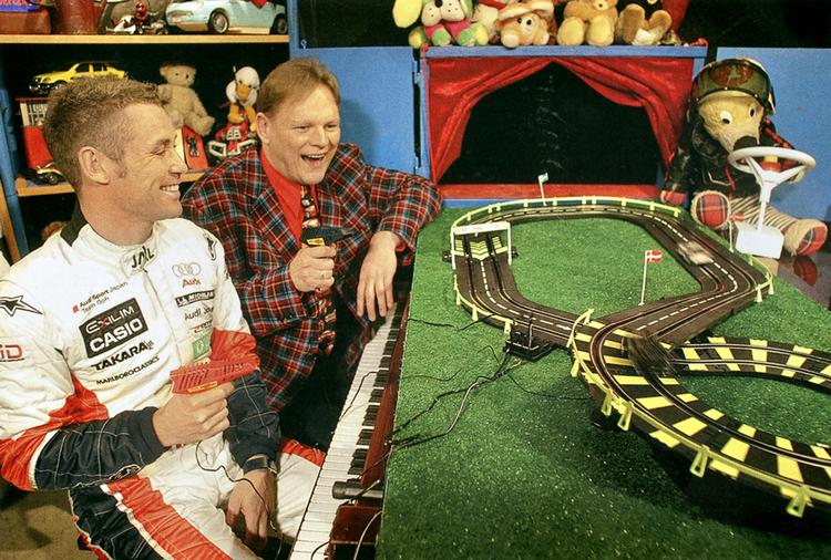 Legebarn. For Sigurd Barrett var  'Bjørnetimen' en utrolig legeplads. Her med racerkøreren Tom Kristensen. 