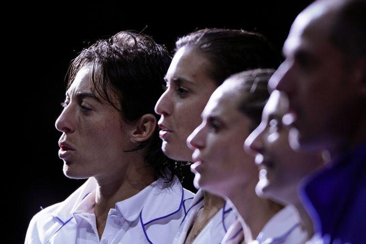 fokuseret. Italiens hold synger nationalsangen inden kampen mod USA. Fra venstre: Francesca Schiavone, Flavia Pennetta, Roberta Vinci, Sara Errani og holdkaptajn Corrado Barazzutti. 