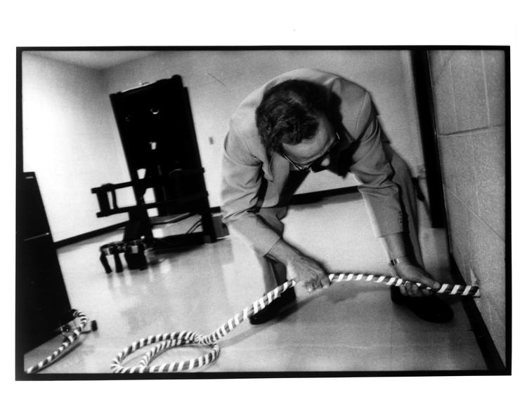 Makabert. En elektrisk stol sættes i stikket i Errol Morris' 'Dr. Death'. Den jødiske instruktør, filosof og privatdetektiv er ven med den tyske instruktør Werner Herzog. PR-foto 