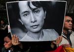 Arresteret. Modstandere af militærstyret i Myanmar demonstrerede i går foran landets ambassade i Japan. Med sig havde de billeder af Aung San Sui Kyi, som har siddet i husarrest i det meste af 20 år. 
