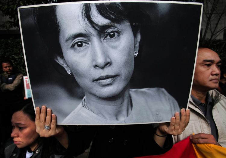 Arresteret. Modstandere af militærstyret i Myanmar demonstrerede i går foran landets ambassade i Japan. Med sig havde de billeder af Aung San Sui Kyi, som har siddet i husarrest i det meste af 20 år. 