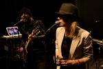 Den unge sangerinde Trixie Whitley er i front for Black Dub. Trixie Whitley er datter af den afdøde blues-guitarist Chris Whitley. 