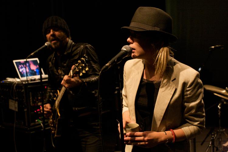 Den unge sangerinde Trixie Whitley er i front for Black Dub. Trixie Whitley er datter af den afdøde blues-guitarist Chris Whitley. 