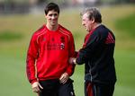 eftertragtet. Liverpool-træner Roy Hodgson forsøger at holde fast i sin guldfugl, Fernando Torres, som igen har fundet målformen. Arkivfoto. 