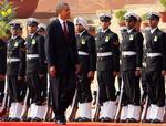 Paradedisciplin. Barack Obama skridter æresgarden af i New Dehli. 
