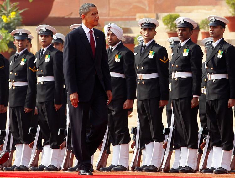 Paradedisciplin. Barack Obama skridter æresgarden af i New Dehli. 