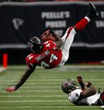 lufttur. Atlanta Falcons Jason Snelling (44) bliver sendt i luften af Tampa Bay Buccaneers Sean Jones. 