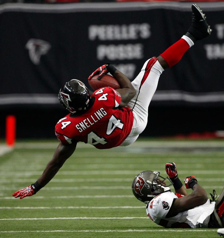lufttur. Atlanta Falcons Jason Snelling (44) bliver sendt i luften af Tampa Bay Buccaneers Sean Jones. 