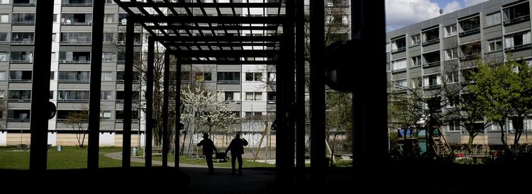Ghetto. Den nye ghettostrategi, 'Ghettoen tilbage til samfundet' rummer 12 elementer. Se mere nedenfor. Her foto fra Lundtoftegade på Nørrebro i København. 