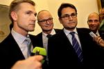 Rabat. Hvis to ægtefæller begge betaler multimedieskatten, gives der 50 procent rabat, lyder meldingen fra finanslovsforhandlingerne. På fotoet ses Kristian Thulesen Dal (DF), Mike Legarth (K) og Brian Mikkelsen (K) , mens kristendemokraten Per Ørum Jørgensen titter frem til højre. 