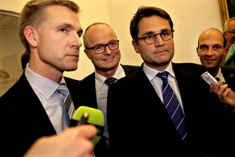 Rabat. Hvis to ægtefæller begge betaler multimedieskatten, gives der 50 procent rabat, lyder meldingen fra finanslovsforhandlingerne. På fotoet ses Kristian Thulesen Dal (DF), Mike Legarth (K) og Brian Mikkelsen (K) , mens kristendemokraten Per Ørum Jørgensen titter frem til højre. 