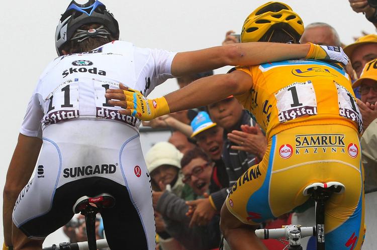 Gentagelse. Alberto Contador til højre giver Andy Schleck til venstre et kram efter sejren i årets Tour De France. Nu UCI have indledt en doping-undersøgelse mod manden i gult. 