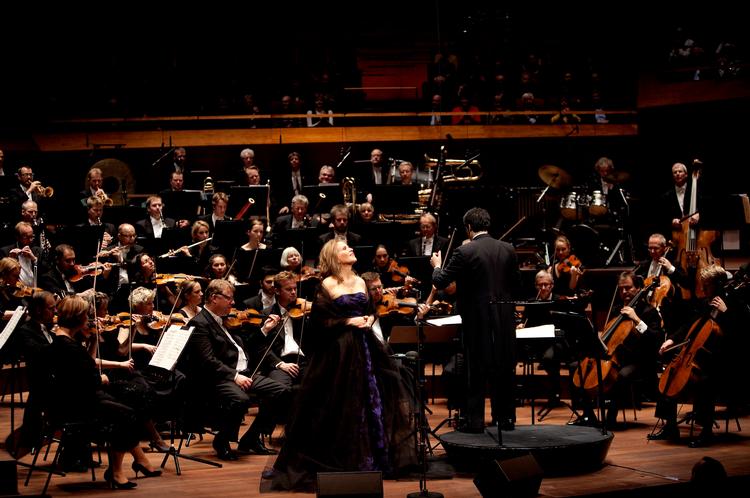 Renée Fleming udfyldte rollen som operadiva perfekt ved en både flot og folkelig koncert i København søndag. 