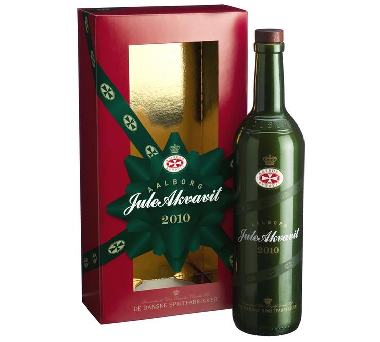 JULESNAPS Der er sendt lidt under 100.000 flasker Aalborg JUle Akvavit på markedet i Danmark, som nu alle bliver trukket tilbage. 
