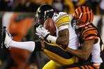 tæt. Pittsburgh Steelers' Mike Wallace (17) scorer, uden Cincinnati Bengals' Leon Hall kan stoppe ham. 