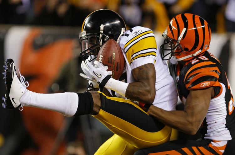 tæt. Pittsburgh Steelers' Mike Wallace (17) scorer, uden Cincinnati Bengals' Leon Hall kan stoppe ham. 