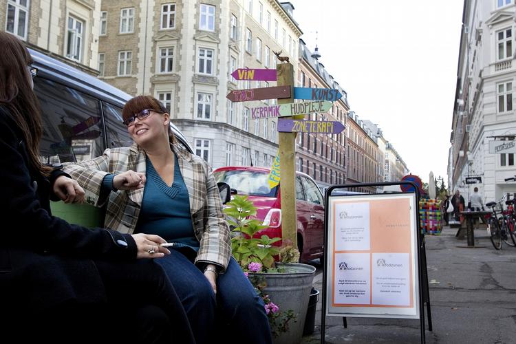 Jægersborggade emmer af liv. Her ved Musiksmag. 