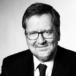 produktiv. Regeringens 68-årige konservative kulturminister har selv en stor bogproduktion bag sig. Siden han i 1967 blev kandidat i komparativ litteraturvidenskab ved Københavns Universitet, er det blevet  til mere end tyve udgivelser inden for litteraturvidenskab, kulturhistorie og politik. 